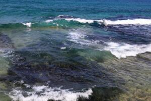 de kleur van water in de middellandse Zee zee in Ondiep water. natuurlijk abstract achtergrond. foto
