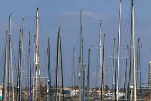 masten in de haven tegen de blauw lucht. foto