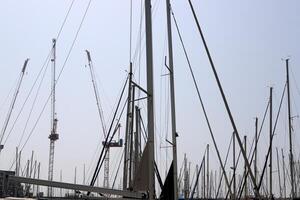 masten in de haven tegen de blauw lucht. foto