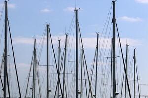 masten in de haven tegen de blauw lucht. foto