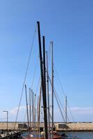 masten in de haven tegen de blauw lucht. foto