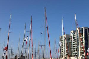 masten in de haven tegen de blauw lucht. foto