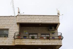 balkon, detailopname, net zo een bouwkundig detail gedurende behuizing bouw in Israël foto