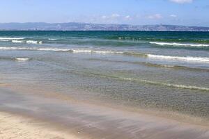 zanderig strand Aan de kusten van de middellandse Zee zee in noordelijk Israël. foto