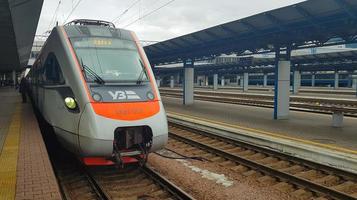 de hogesnelheidspassagiers elektrische trein hyundai rotem tarpan hrcs2 intercity staat op het perron van het centraal station in kiev. Oekraïense spoorwegen. Oekraïne, Kiev - 09 juni 2021. foto