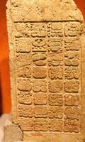 mayan bas-reliëf stele en glyphs foto