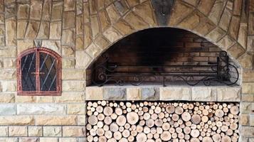 vuurvaste stenen buitenbarbecue met hout. openluchtrecreatiegebied met barbecue. foto