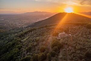 Toscane heuvels zonsondergang. mooi antenne schot van toneel- landschap foto