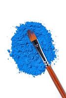 blauw pigment, droog verf Aan een wit achtergrond, macro foto