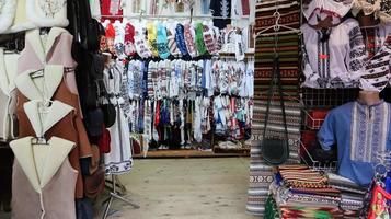 souvenirmarkt in yaremche met traditionele karpatische handgemaakte kleding, kruiden en houten gereedschap. Oekraïens textiel, gebreide sokken, vesten, hoeden. Oekraïne, Yaremche - 20 november 2019 foto