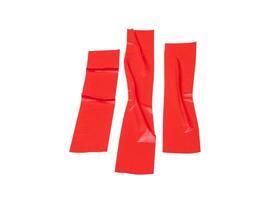 top visie reeks van gerimpeld rood Zelfklevend vinyl plakband of kleding plakband in strepen geïsoleerd Aan wit achtergrond met knipsel pad foto