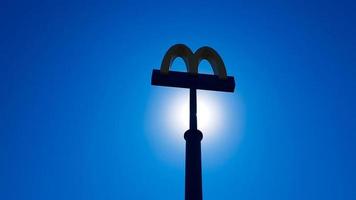 Oekraïne, Kiev - 23 augustus 2019. Mcdonalds-logo tegen de lucht. mcdonald's Corporation is 's werelds grootste keten van fastfoodrestaurants voor hamburgers. foto