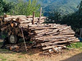 stapel hout gesneden en klaar voor gebruik of branden foto