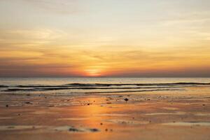 tropisch eiland strand ochtendgloren, zonsondergang oranje zon schijnen reflectie, zomer vakantie, vakantie, reizen foto