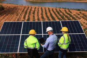 zakenman of eigenaar controleren baan vooruitgang van zonne- paneel installatie, duurzame en hernieuwbaar energie, bedrijf discussie foto