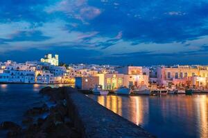 pittoreske naousa stad- Aan paros eiland, Griekenland in de nacht foto