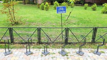 een rond bord met een fiets op de lege parkeerplaats. fietsparkeerbord in openbaar park foto