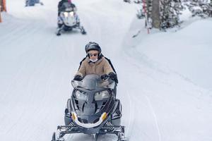 grandvalira, andorra. 2021 maart 1 . jonge mensen die sneeuwscooters rijden op het station van grandvalira, grau roig andorra. foto