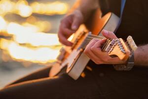 straat musicus spelen elektrisch gitaar handen dichtbij omhoog foto