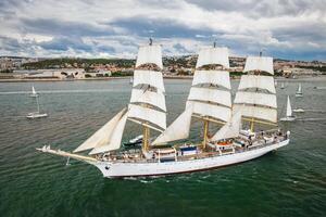 hoog schepen het zeilen in tagus rivier. Lissabon, Portugal foto