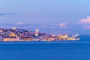 visie van Lissabon over- tagus rivier- in de avond. Lissabon, Portugal foto