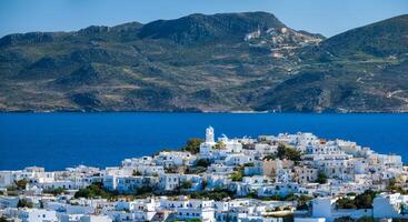 panoramisch visie van plaka dorp met traditioneel Grieks kerk. milos eiland, Griekenland foto