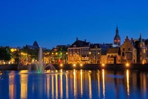 huizen langs hofvijver meer in de Den Haag, Nederland foto