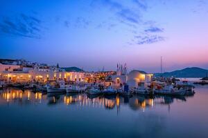 pittoreske naousa stad- Aan paros eiland, Griekenland in de nacht foto
