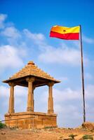 jaisalmer vlag in de buurt bada bagh cenotaven Hindoe graf mausoleum . jaisalmer, rajasthan, Indië foto