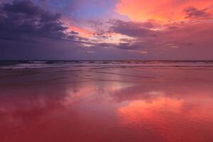 zonsondergang Aan baga strand. goa foto