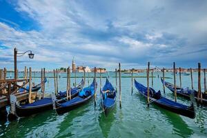 gondels en in lagune van Venetië door san marco vierkant. Venetië, Italië foto