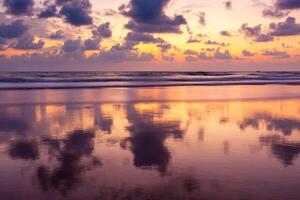 zonsondergang Aan baga strand. goa foto