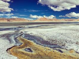 zout meer tso kar in Himalaya. ladakh, Indië foto