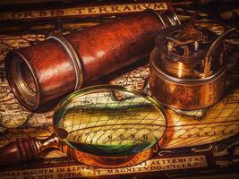 oud wijnoogst kompas Aan oude kaart foto