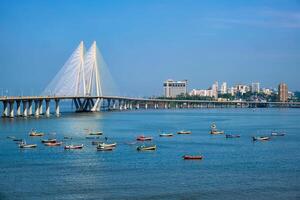 bandra - Worli zee koppeling brug met visvangst boten visie van bandra fort. Mumbai, Indië foto