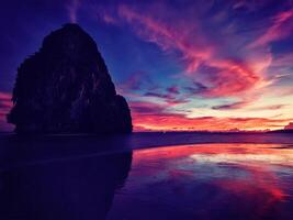 zonsondergang Aan pranang strand. railay , krabi provincie Thailand foto