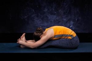 sportief vrouw praktijken Ashtanga Vinyasa yoga asana foto