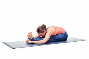 sportief vrouw praktijken Ashtanga Vinyasa yoga asana foto