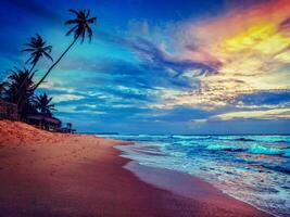 zonsondergang op tropisch strand foto