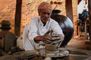 Indisch pottenbakker Bij werk. handwerk ambacht van shilpagram, udaipur, rajasthan, Indië foto