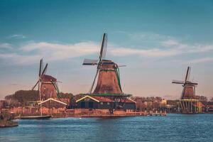 windmolens Bij zaanse schans in Holland in schemering na zonsondergang. foto