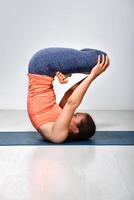vrouw praktijken omgekeerd yoga asana foto