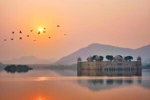 rustig ochtend- Bij jali mahal water paleis Bij zonsopkomst in jaipur. rajasthan, Indië foto