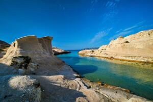 beroemd sarakiniko strand Aan milos eiland in Griekenland foto