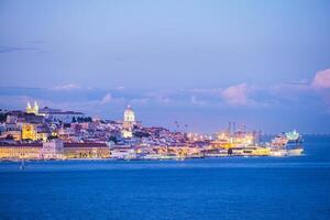 visie van Lissabon over- tagus rivier- in de avond. Lissabon, Portugal foto