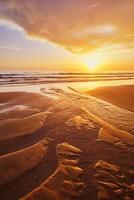 atlantic oceaan zonsondergang met stijgende golven Bij fonte da telha strand, Portugal foto