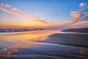 atlantic oceaan zonsondergang met stijgende golven Bij fonte da telha strand, Portugal foto