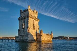 belem toren Aan de bank van de tagus rivier- Aan zonsondergang. Lissabon, Portugal foto