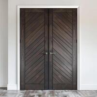 donker bruin houten deur met diagonaal groeven Aan de oppervlakte met wit muur in achtergrond. foto