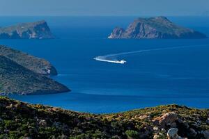 te hard rijden snelheid boot catamaran schip in Egeïsch zee in de buurt milos eiland in Griekenland foto